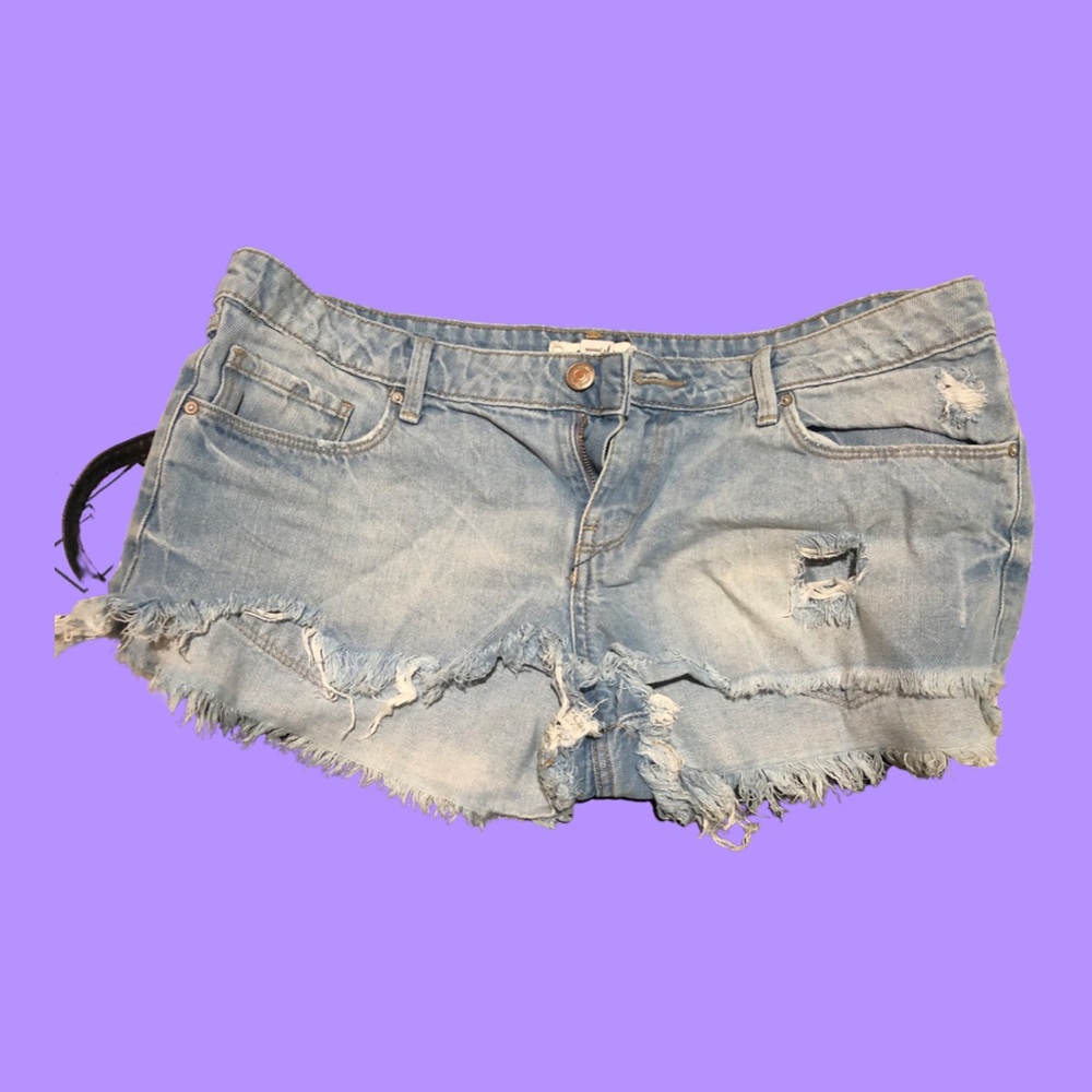 Light wash short shorts